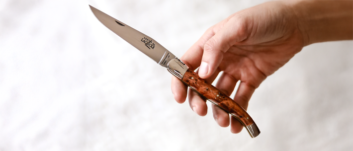 Couteau de Laguiole 12 cm en thuya, mitres inox brillantes