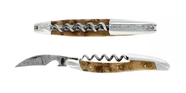 Couteau de sommelier en genévrier avec chape sculptée motif Pinot et lame damas