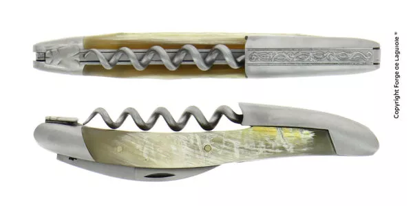 Couteau de sommelier en corne de vache Aubrac avec chape sculptée motif Pinot