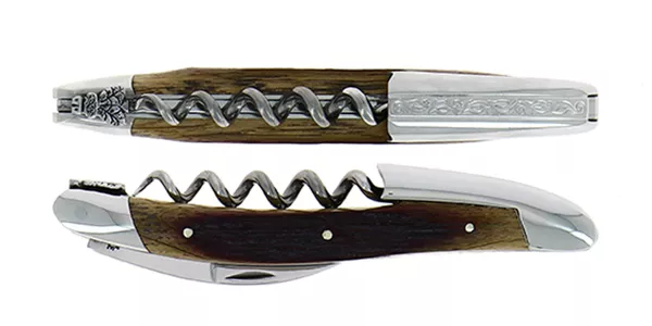 Couteau de sommelier ciselé main en chêne de barrique finition brillante et chape sculptée Pinot