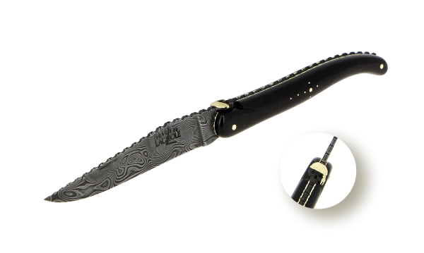 Couteau pliant sur mesure, en ébène avec tête de mort "pirate" et bandeau en laiton