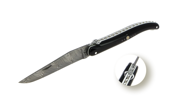 Couteau pliant sur mesure en corne noire, ressort torsadé et tête de taureau