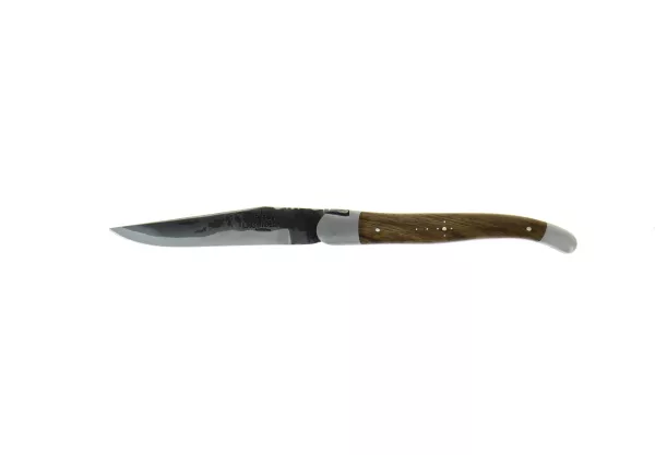 Couteau pliant ciselé main satiné en noyer, lame brut de forge