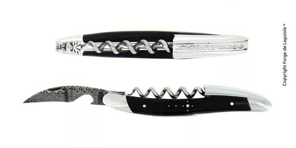 Couteau de sommelier ciselé main en corne foncée avec chape sculptée motif Pinot et lame damas