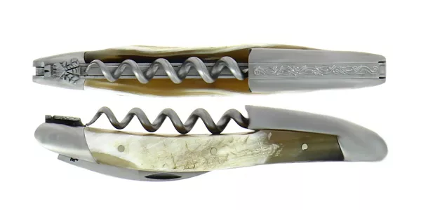 Couteau de sommelier ciselé main en corne de vache Aubrac finition satinée et chape sculptée Pinot