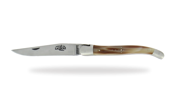 Couteau pliant ciselé main satiné en corne claire
