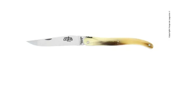 Couteau Laguiole pliant ciselé main 12cm plein manche en corne claire finition brillante