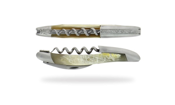 Couteau de sommelier en corne de vache Aubrac avec chape sculptée motif Pinot