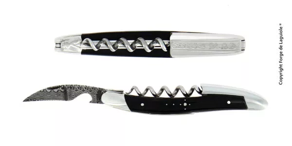 Couteau de sommelier en corne foncée avec chape sculptée motif Pinot et lame damas